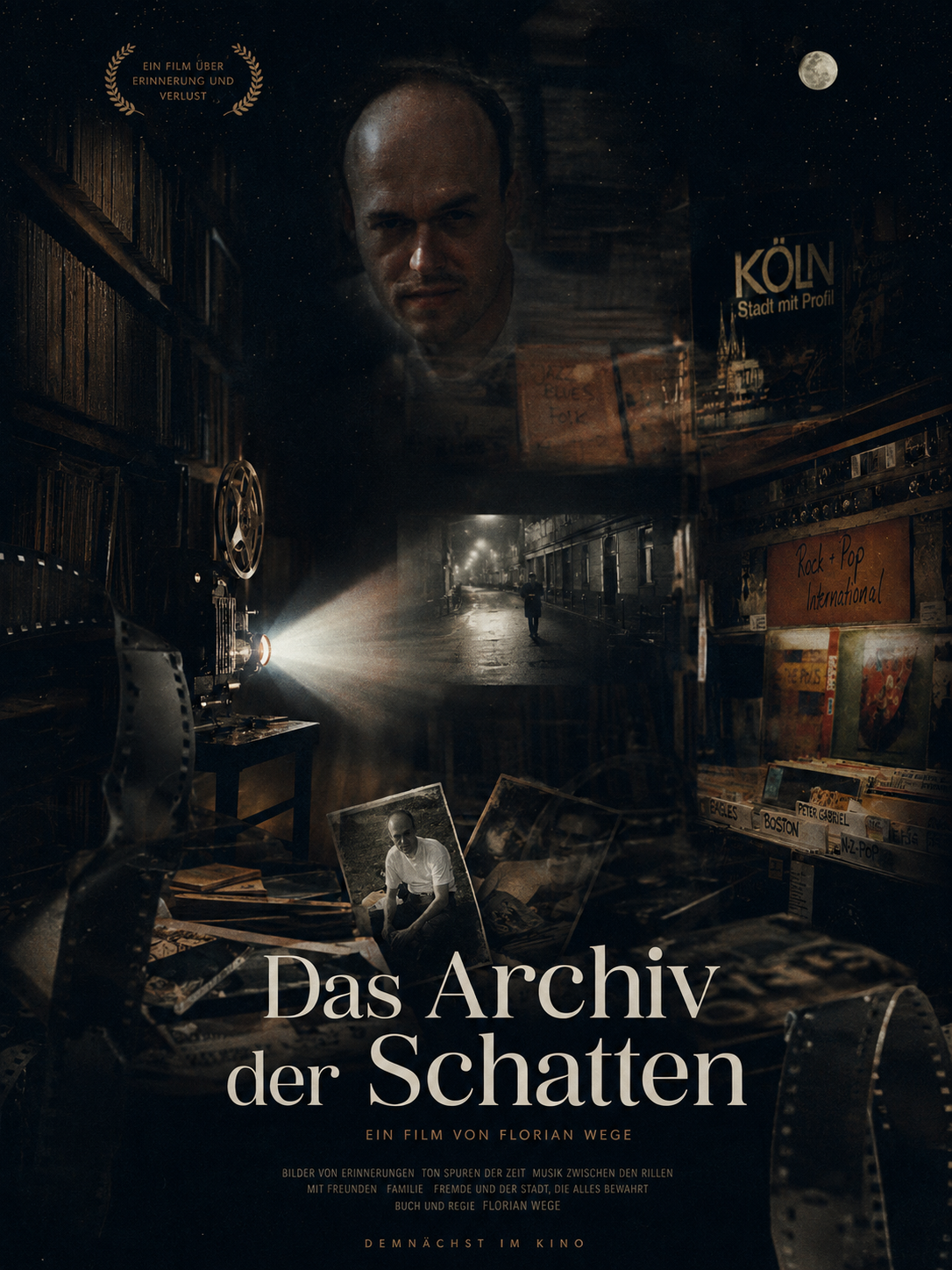 Dunkles Filmplakat mit Projektor, nächtlicher Straße, Schallplattenarchiv und Erinnerungsfragmenten