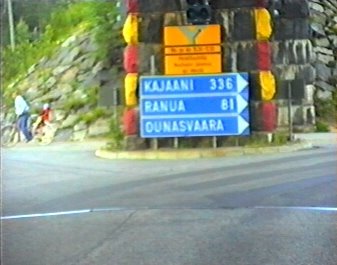 Straßenschild mit weiten Entfernungsangaben