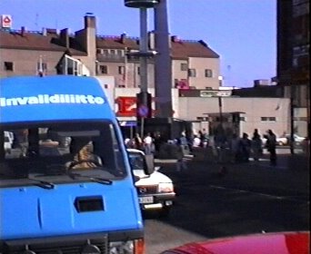 Bus und Straßenszene in Finnland