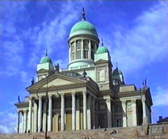 Dom von Helsinki unter blauem Himmel