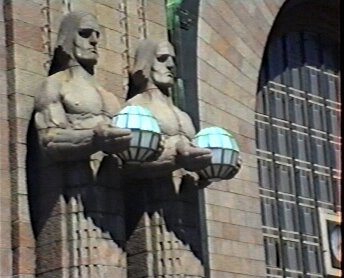 Figuren an der Fassade des Hauptbahnhofs Helsinki