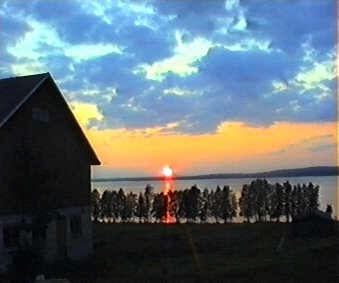 Sonnenuntergang über einem finnischen See