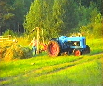 Traktor in einer finnischen Landschaft