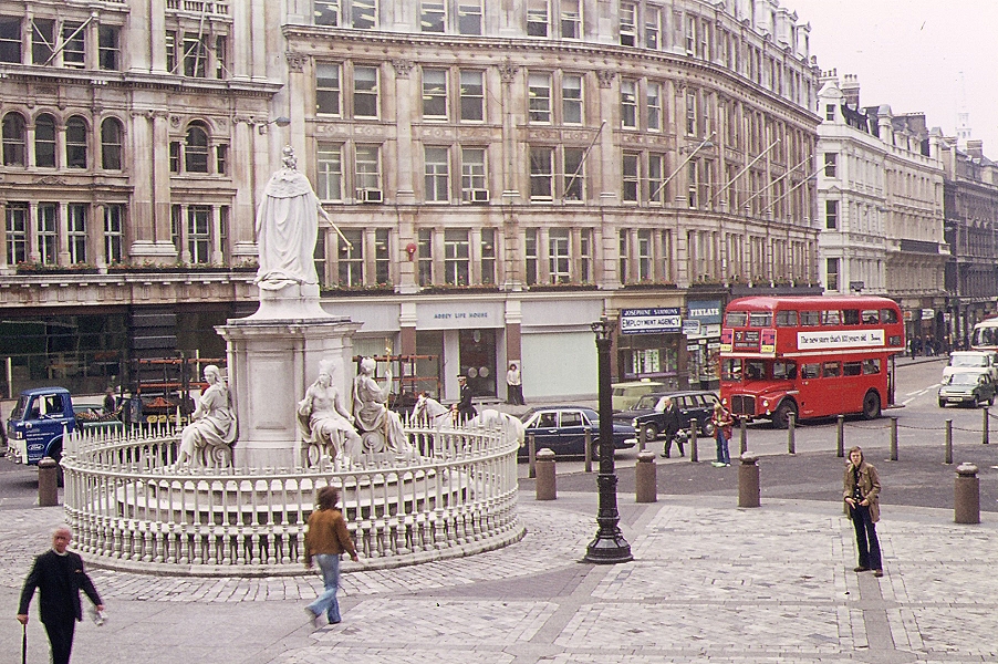 Goedart Palm 1973 auf einem Platz in London