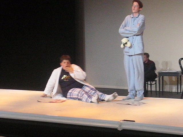 Alex Kunze und Sven Romberg in einer Bühnenszene, 2005