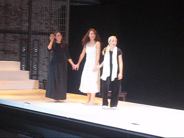 Helena Barop, Agnes Decker und Katrin Jeschenko in „Resignation“, 2005