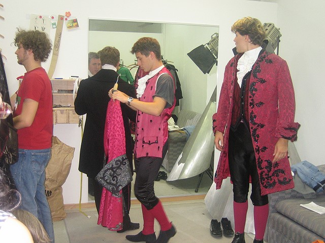 Mitwirkende hinter der Bühne bei den Vorbereitungen, 2005