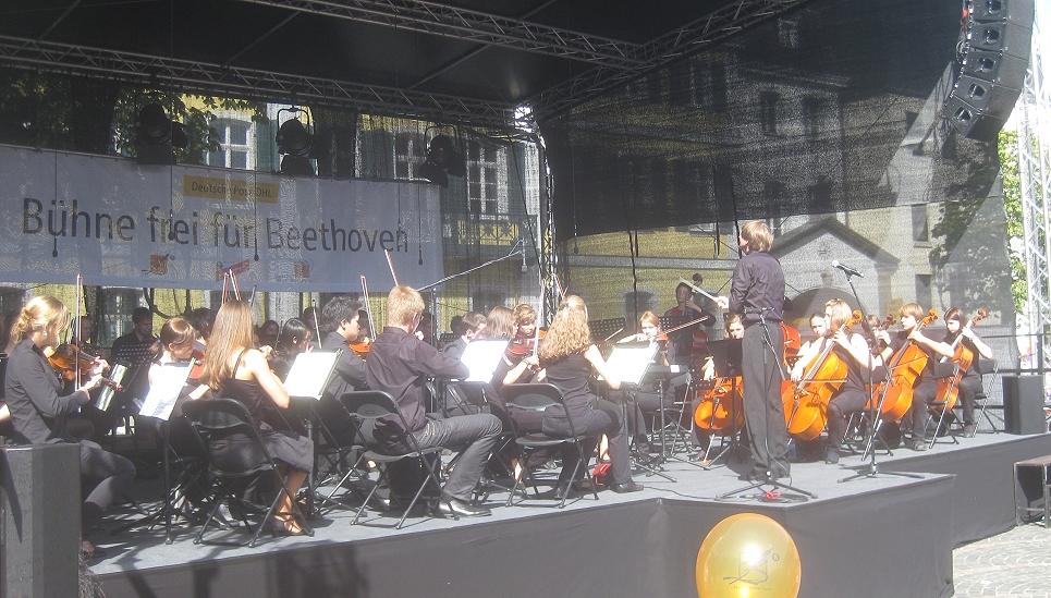 Junges Orchester beim Eröffnungskonzert auf dem Münsterplatz, Beethovenfest 2010