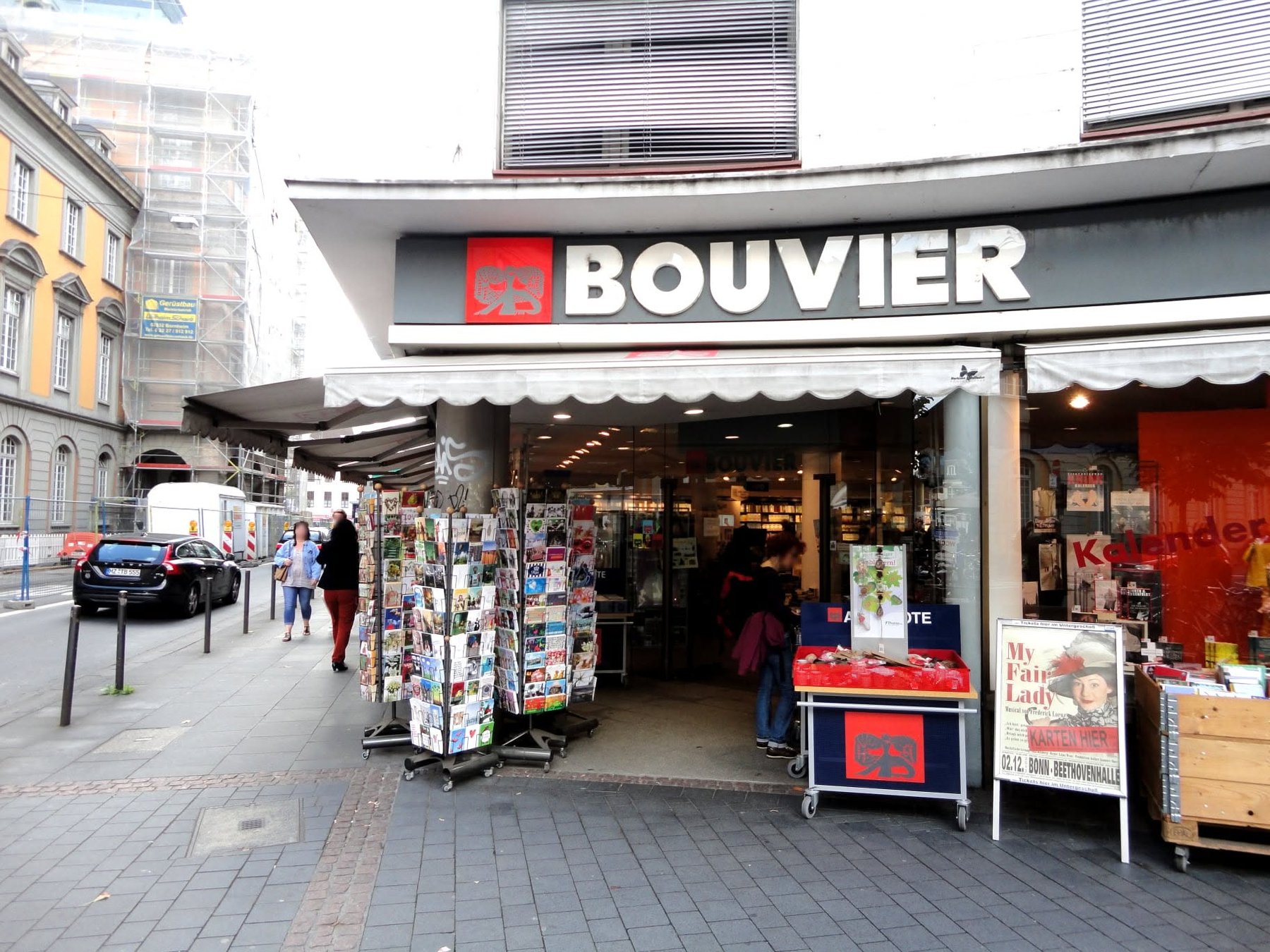 Fassade der Bonner Buchhandlung Bouvier mit Kartenständern