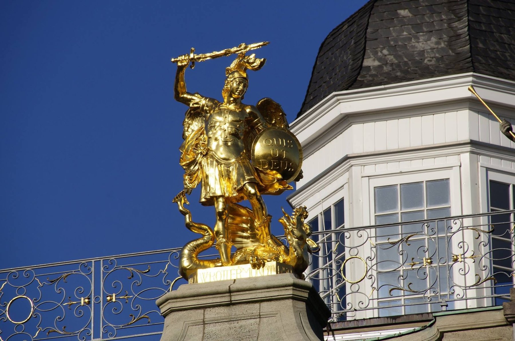 Vergoldete Figur des Erzengels Michael am Koblenzer Tor in Bonn