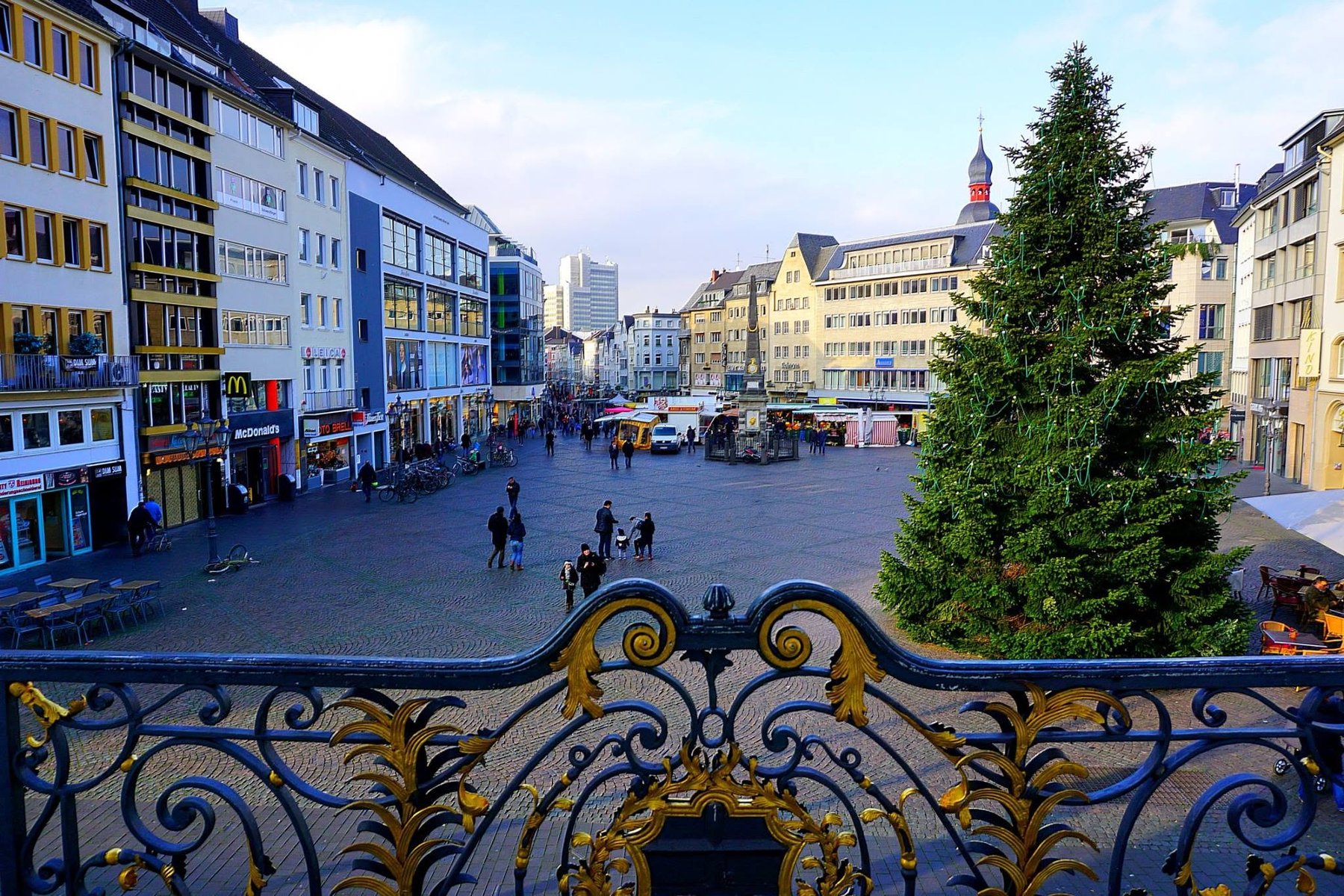 Blick über den Bonner Marktplatz mit Marktbrunnen, Weihnachtsbaum und Geschäftshäusern