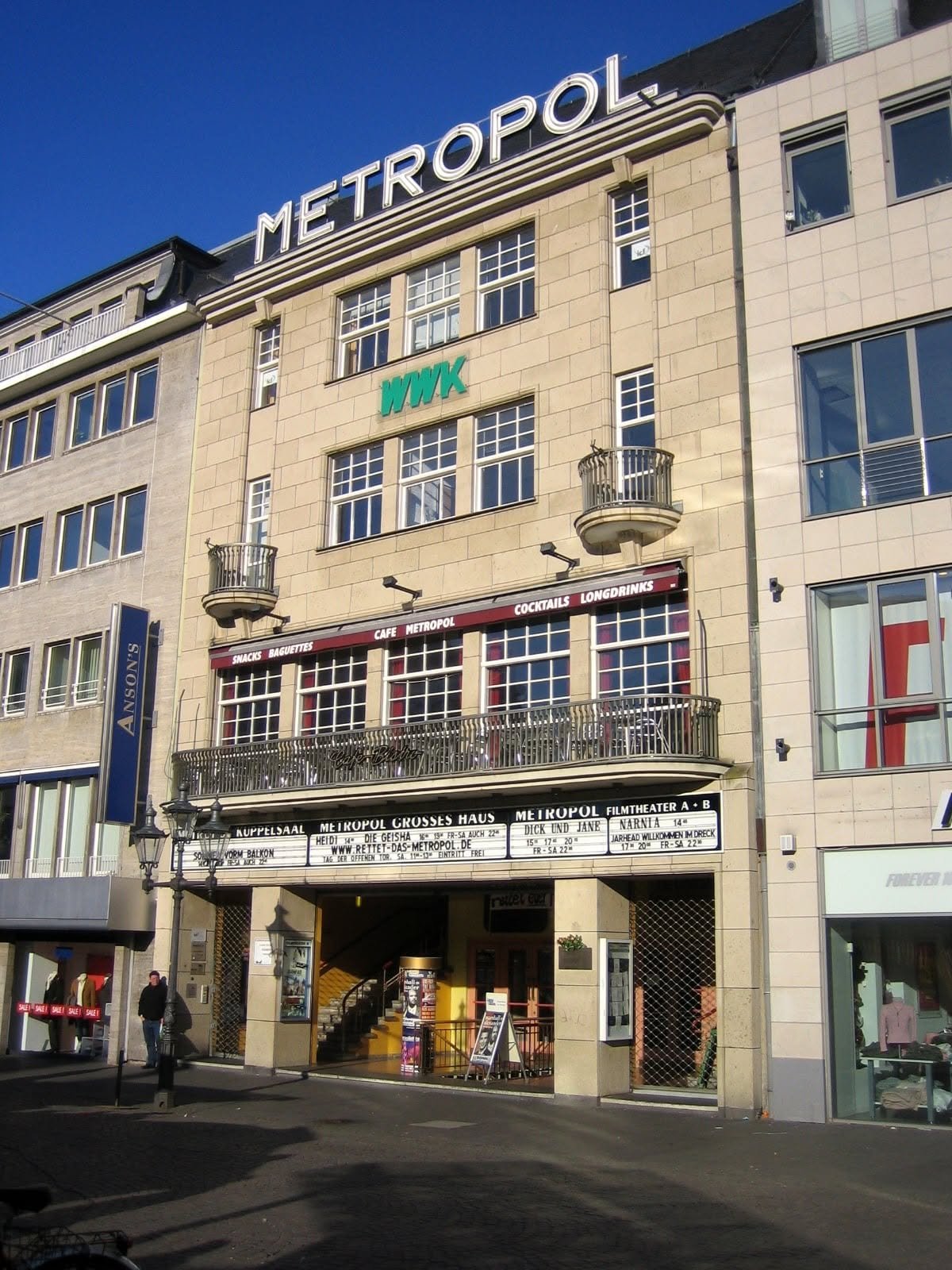 Fassade des Bonner Metropol-Kinos mit großer Leuchtschrift