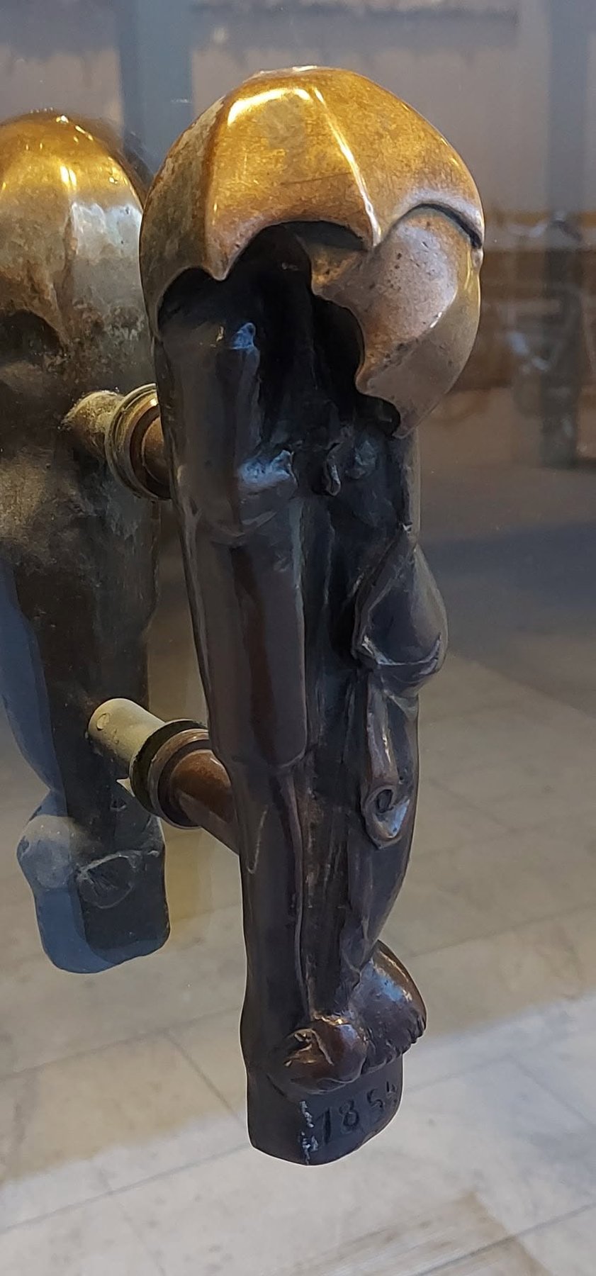 Skulpturaler Bonner Türgriff in Form eines langen Gesichts mit goldenem Kopf