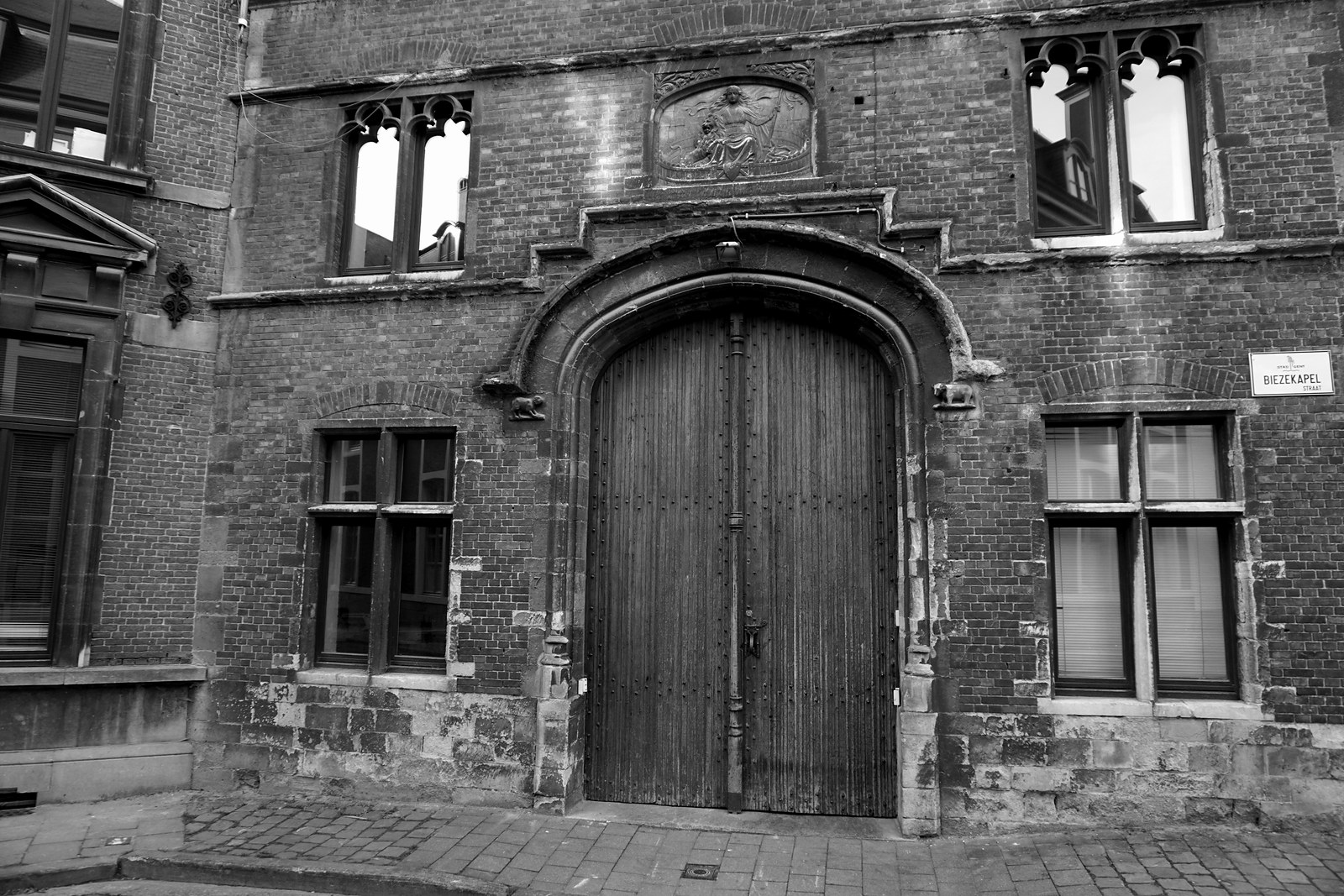 Schwarzweißfotografie eines historischen Backsteinportals in Gent