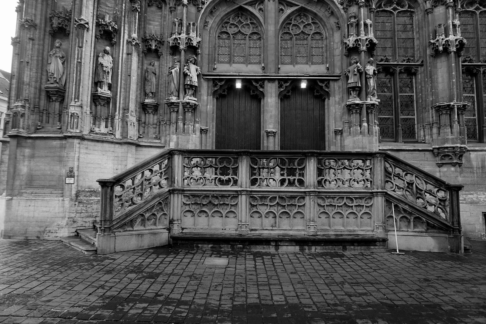 Schwarzweißfotografie einer reich gegliederten gotischen Kirchenfassade in Gent