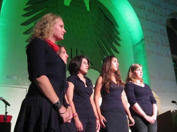 Chor des Helmholtz-Gymnasiums im Finale von „Götterfunken“, 2009