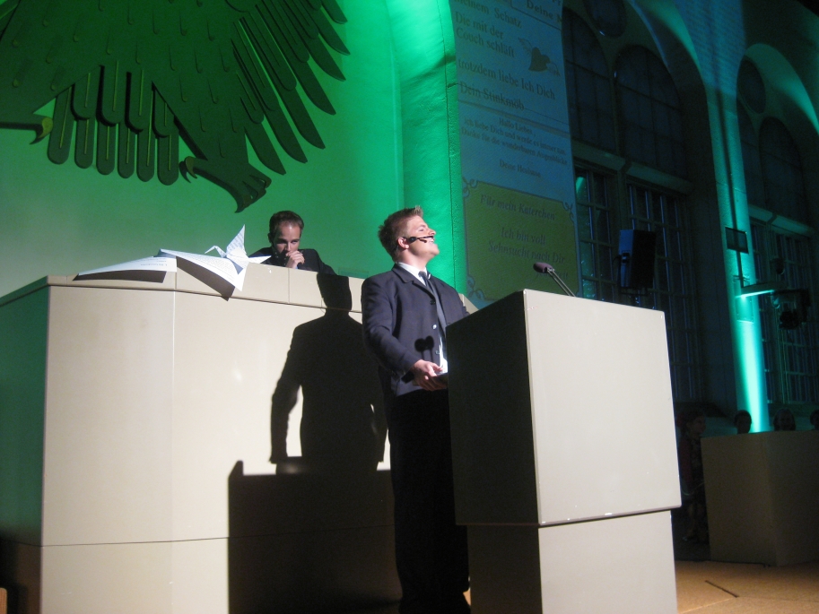 Martin Grützner und Denis Leupolt in einer politischen Debattenszene, „Götterfunken“, 2009