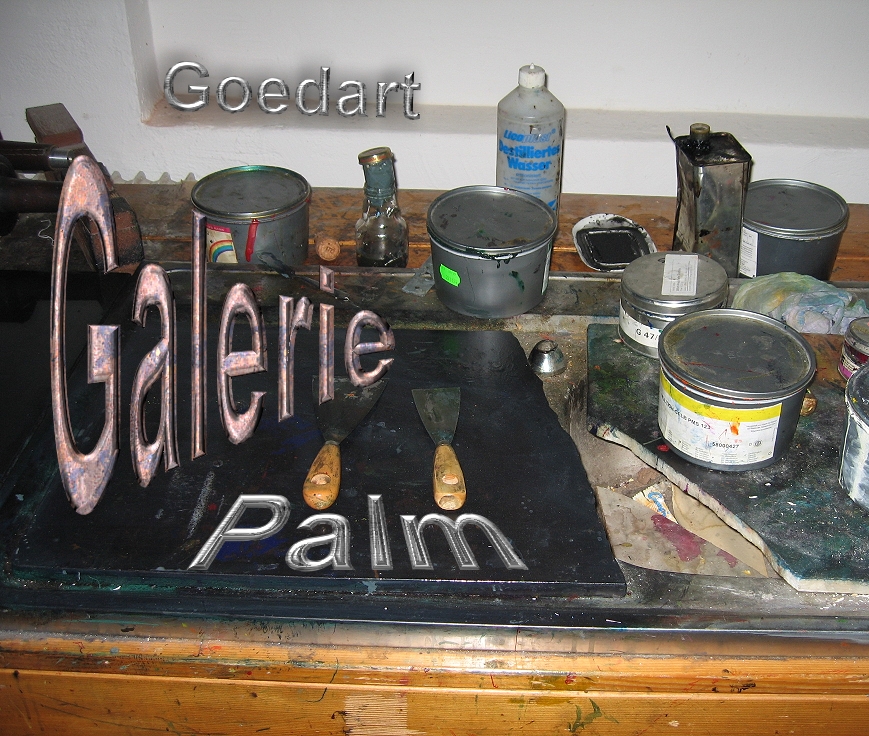 Historischer Ateliertisch mit Farben, Werkzeugen und dem Schriftzug Goedart Galerie Palm