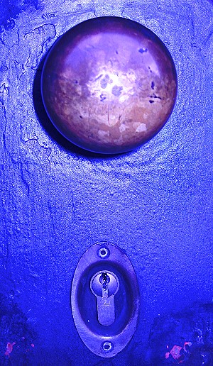 Abstrakte blau-violette Fotografie eines metallischen Klingel- und Schließmechanismus als Bild für musikalische Erwartung und Auslösung