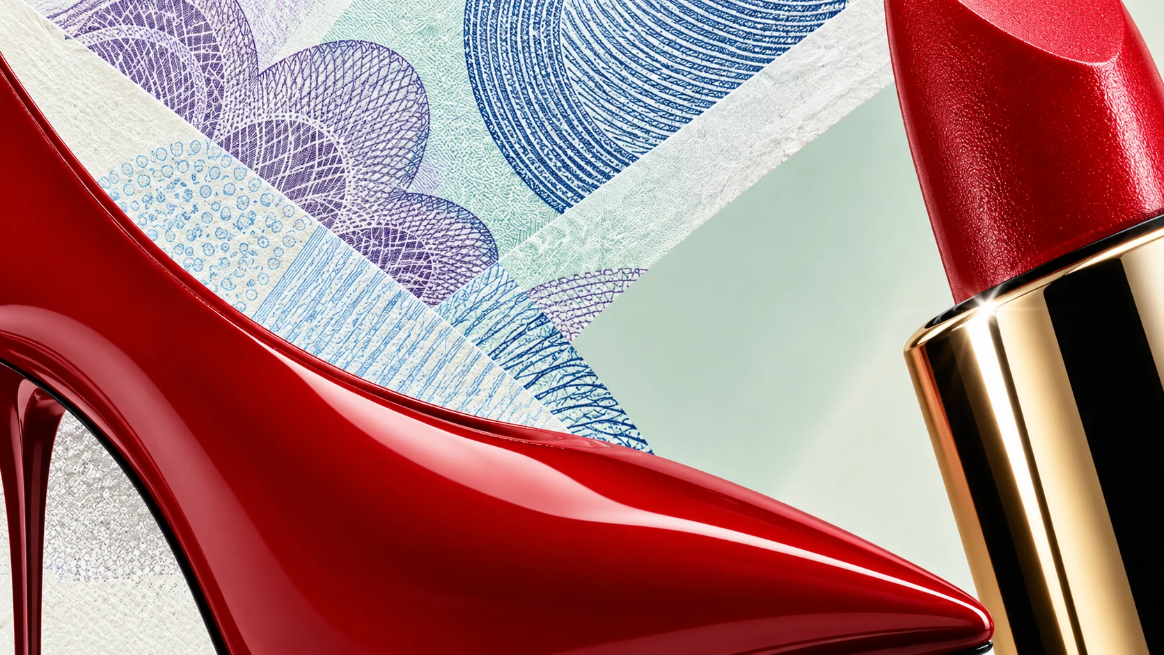 Roter Lackschuh, ornamentierte Banknote und goldener Lippenstift in extremer Nahsicht