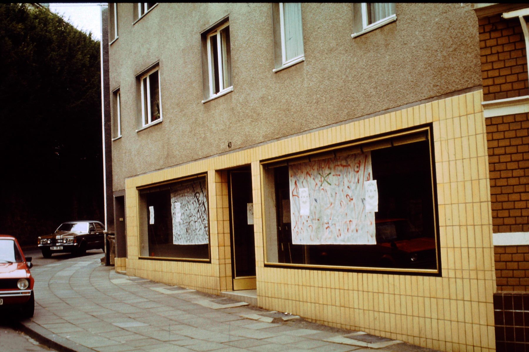 Schaufenster eines frühen Klärwerk-Ausstellungsraums