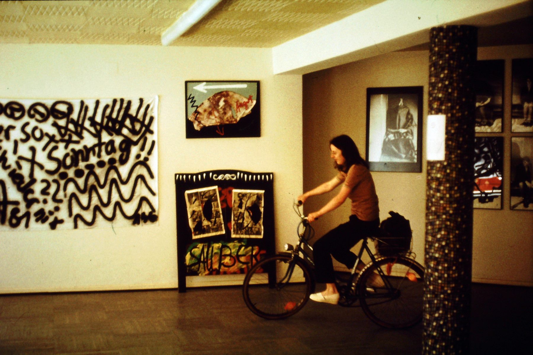 Fahrradfahrerin in einem frühen Klärwerk-Ausstellungsraum