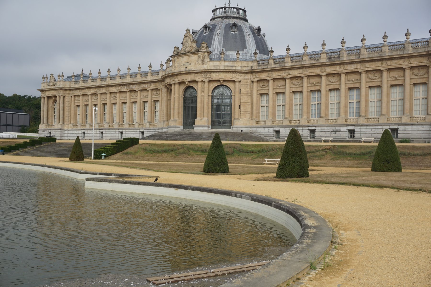 Hauptfassade des historischen Museumsgebäudes des AfricaMuseums in Tervuren