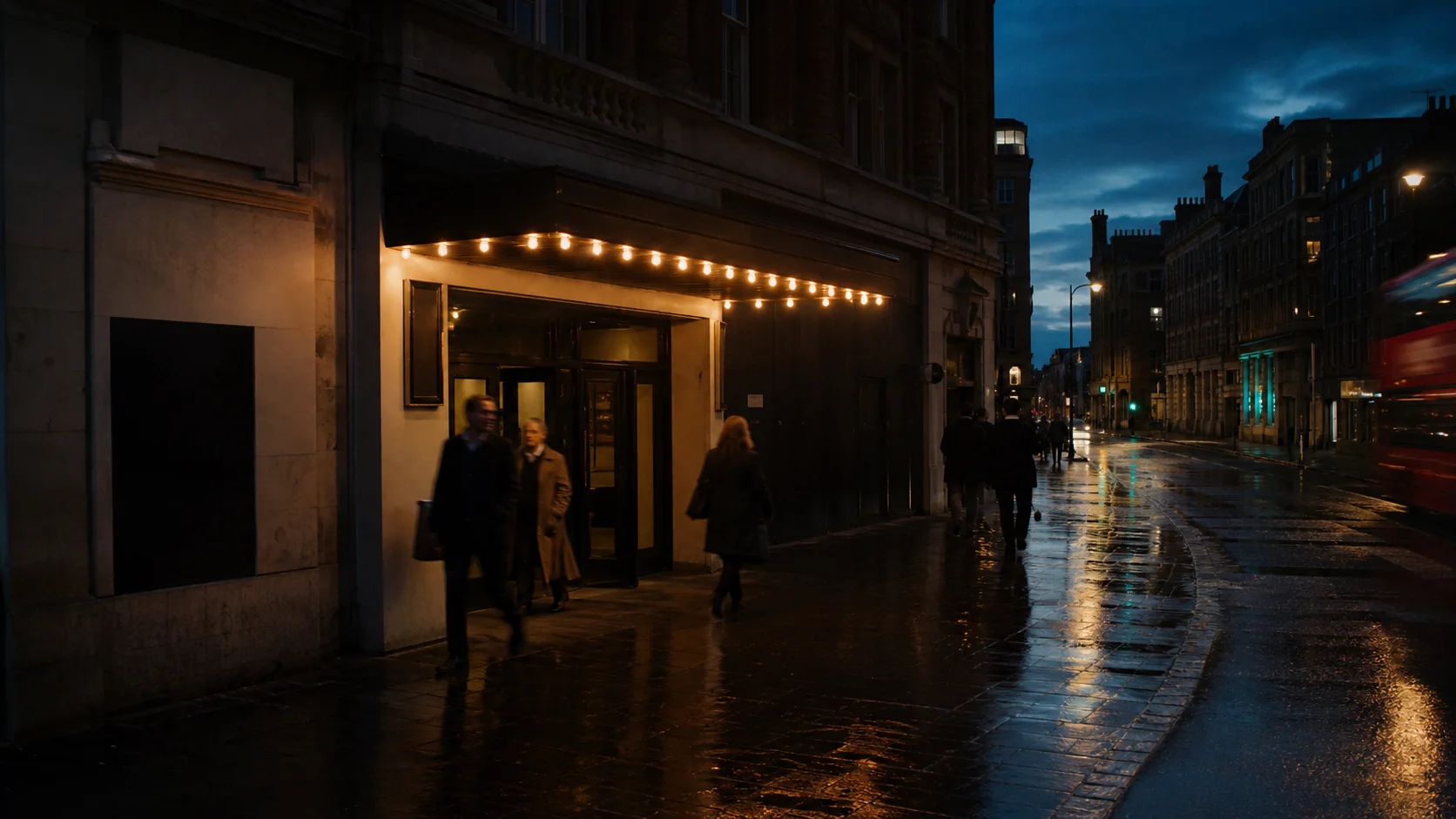 Zurückhaltendes Londoner Stadtteilkino nach einer Vorstellung, Menschen auf regennassem Gehweg und ein vorbeifahrender Bus