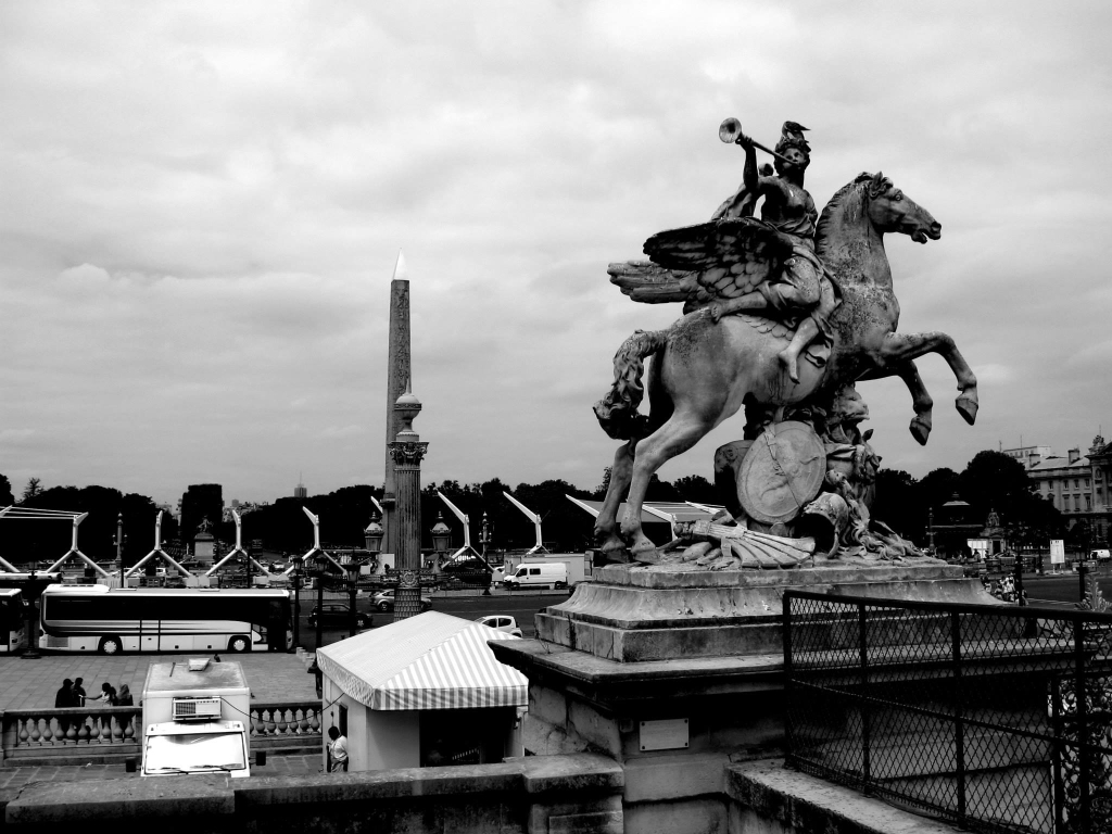 Schwarzweißfotografie einer Pariser Reiterstatue